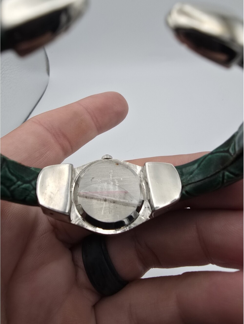 Women’s Quartz Analog Bangle Wristwatch Gem Bezel Green Faux Leather Band - Picture 5 of 7